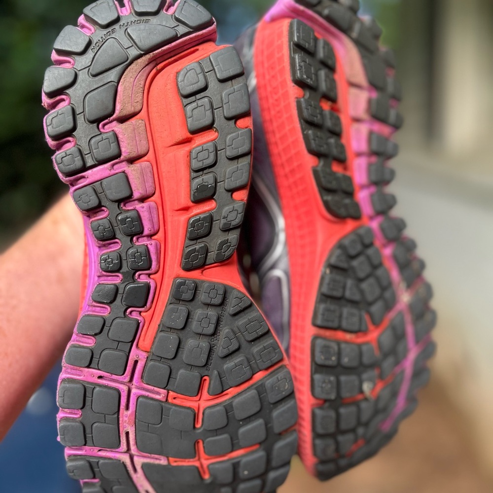 Brooks Women's Athletic Shoes - Black and Pink. 8.5 - Picture 5 of 8